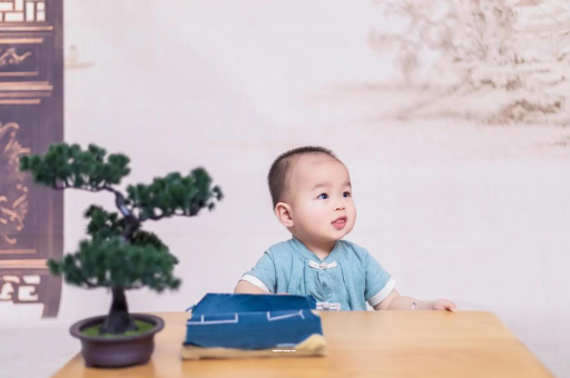 华容怀孕肚子中间凹两边凸