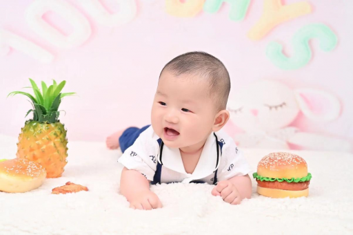 华容宝宝在妈妈肚子里